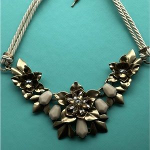 Gorgeous floral necklace- -17”